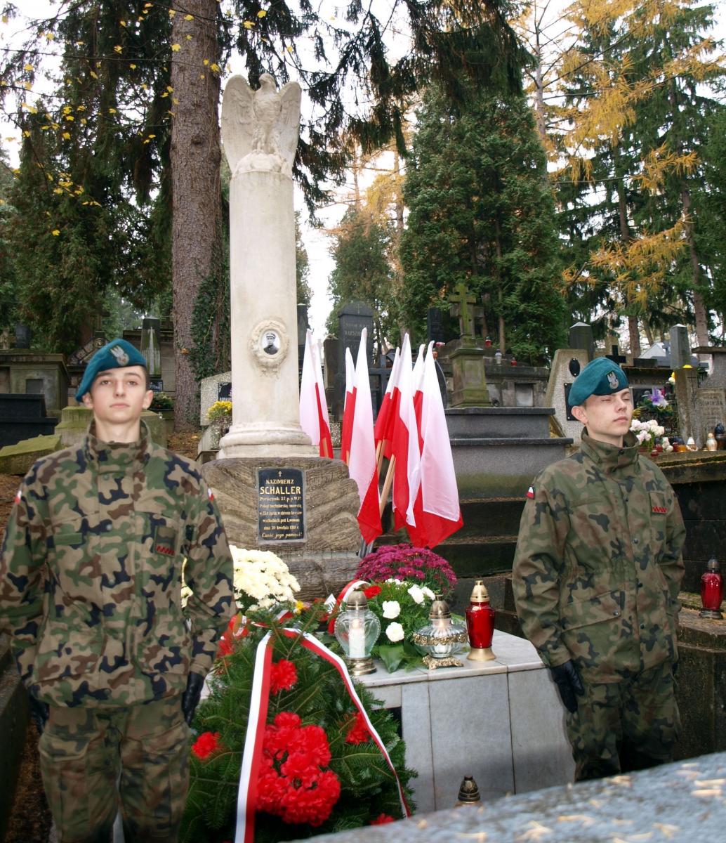 Przemyscy strzelcy przejęli pod opiekę nagrobek rodziny Schallerów