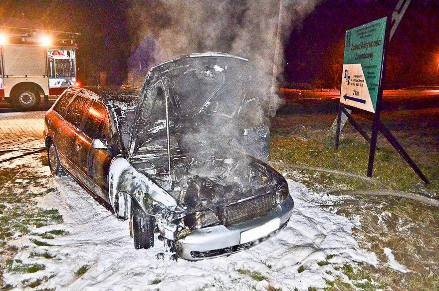 Podpalił samochody policjantów. Nic nie wskazuje na zemstę