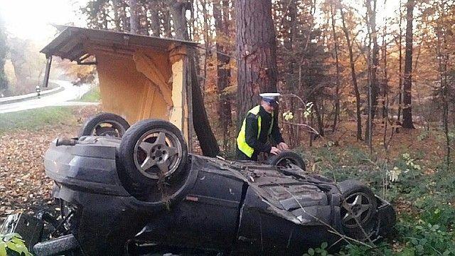 Volkswagena dachował w pobliżu przystanku autobusowego