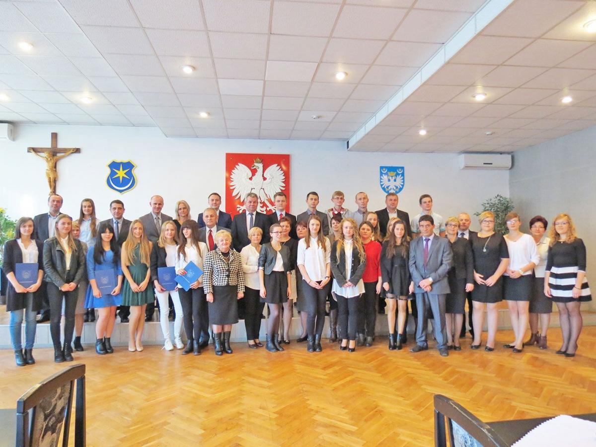 Najlepsi uczniowie otrzymali finansową pomoc [ZDJĘCIA]