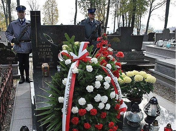 Złożyli kwiaty na grobie gen. Marka Papały