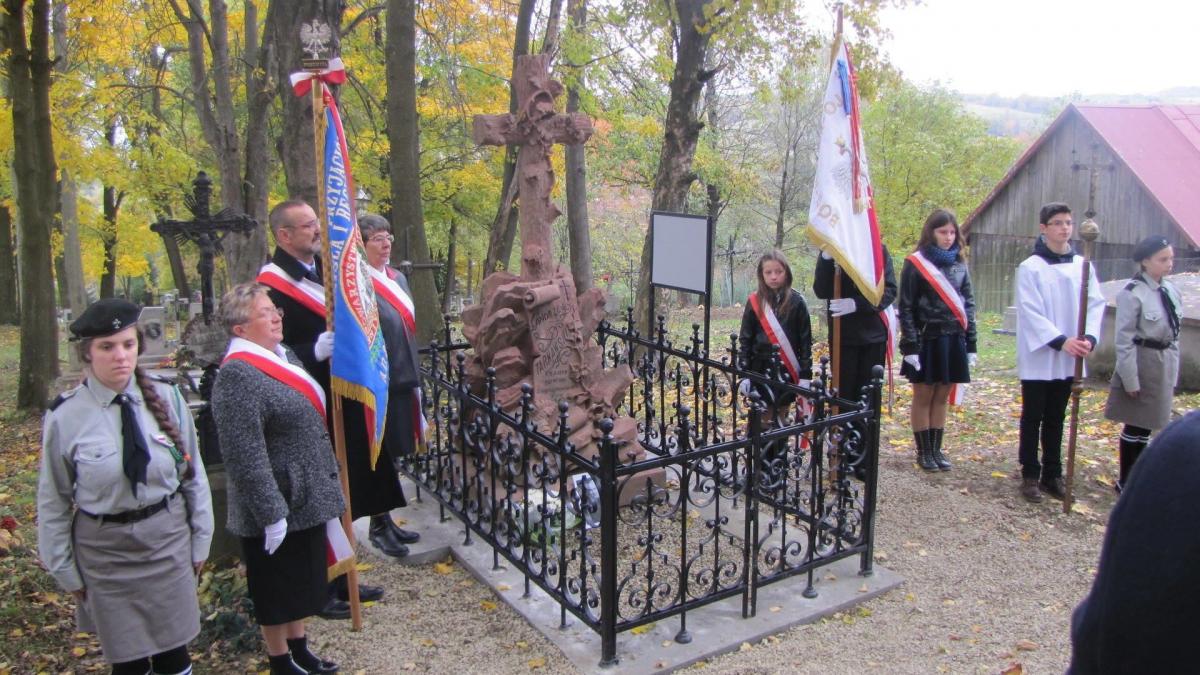 Uczniowie zaopiekują się nagrobkiem 