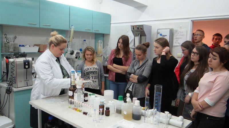 Lekcja w laboratorium Izby Celnej
