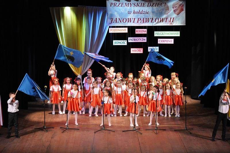 Dzieci w hołdzie papieżowi [WIDEO, ZDJĘCIA]