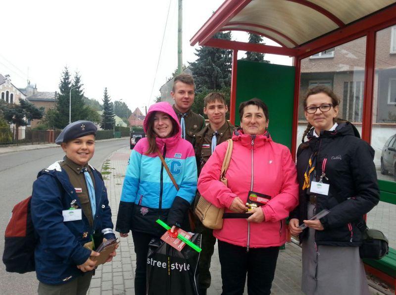 Harcerze rozdawali odblaski w miejskich autobusach