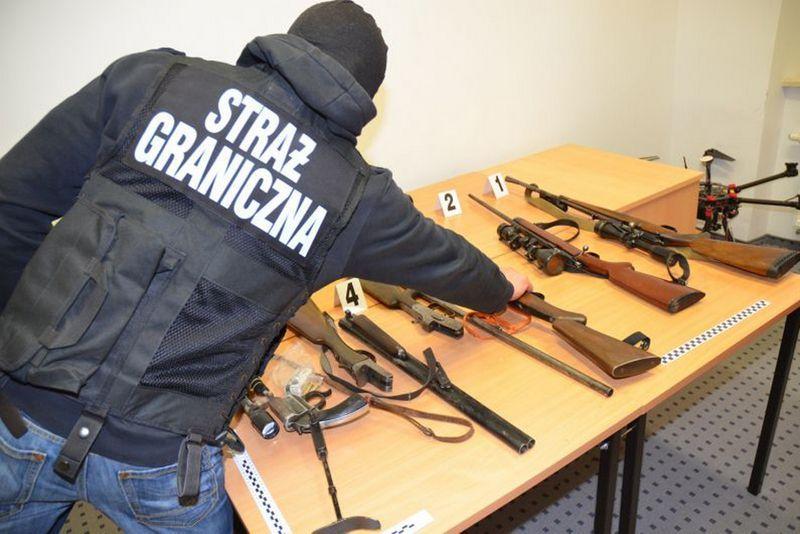 Zatrzymano dziewięciu handlarzy bronią