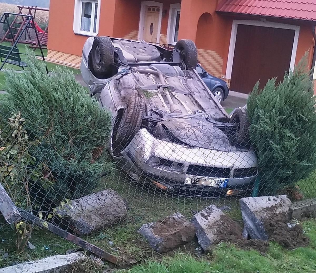 Staranowała ogrodzenie i dachowała na posesji