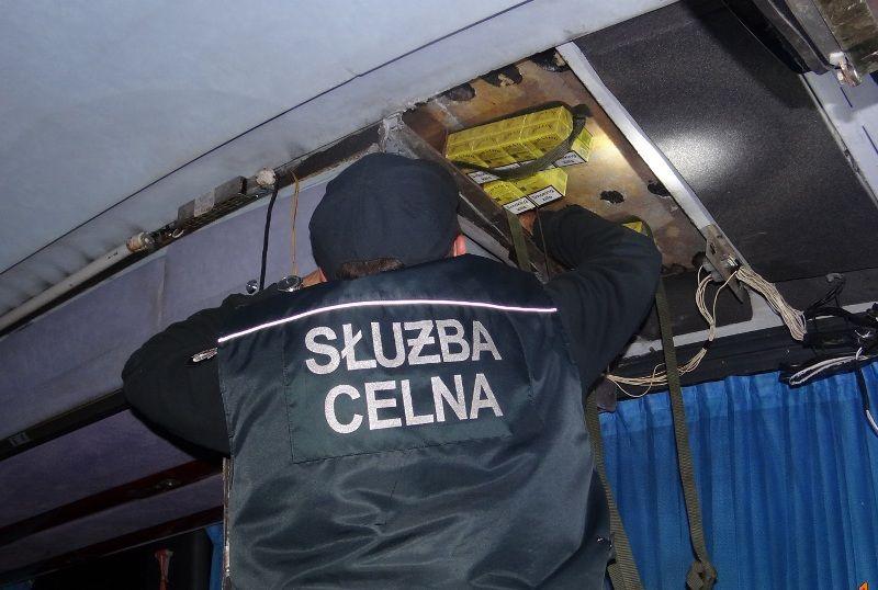 Papierosy o wartości 36 tys. zł w dachu autokaru