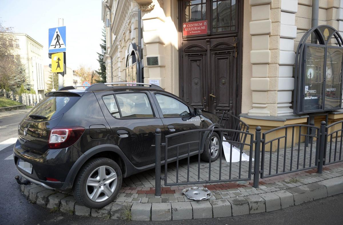 Dacią wprost w drzwi Centrum Kulturalnego [ZDJĘCIA]