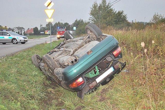 16-latka ucierpiała w wypadku. Wypadła z auta przez wybitą szybę