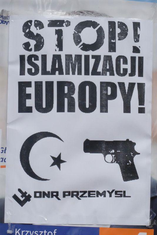 Akcja potępiająca politykę imigracyjną: O jeden pistolet za daleko