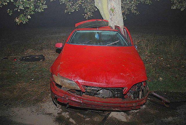 Citroen wbił się w drzewo. Dwie osoby ranne