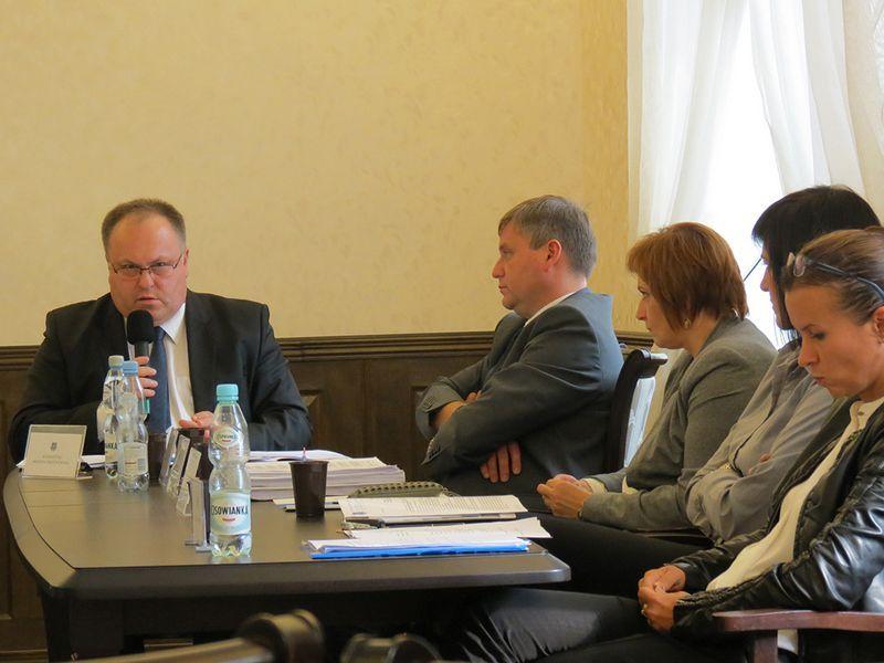 Inwestycje, wybory i korki języczkiem uwagi
