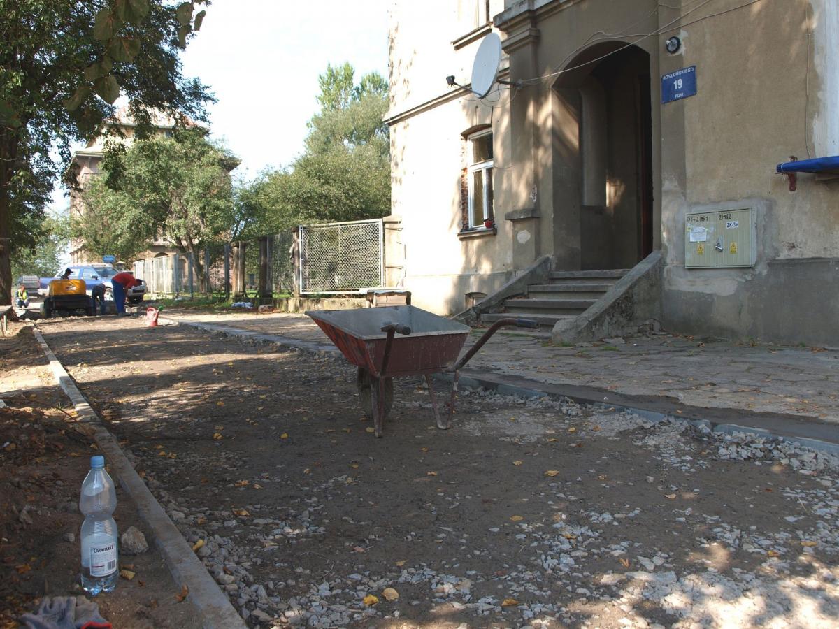 Ścieżka rowerowa dwa metry od kamienicy
