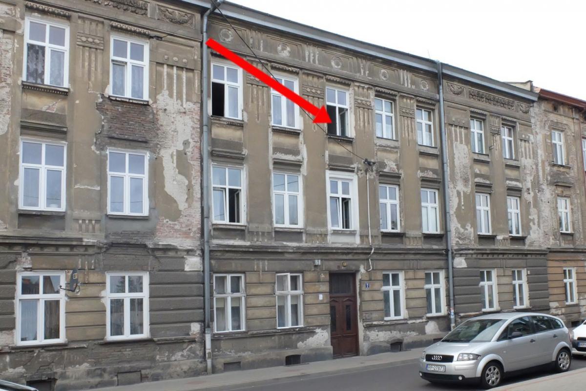 Bardzo uciążliwy lokator. To z jego okna wyrzucono małego kotka