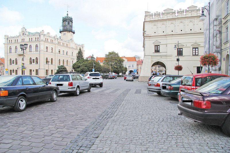 Parkowanie na jarosławskim Rynku ciągle problematyczne
