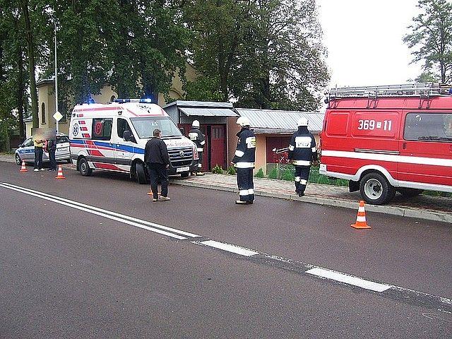 Wjechała na podwórko razem z... bramą. Wiozła 2,5-letnie dziecko