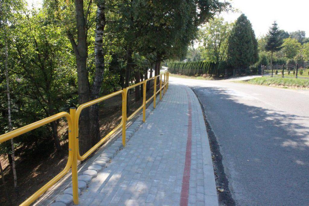 Nowe chodniki przy powiatowych drogach