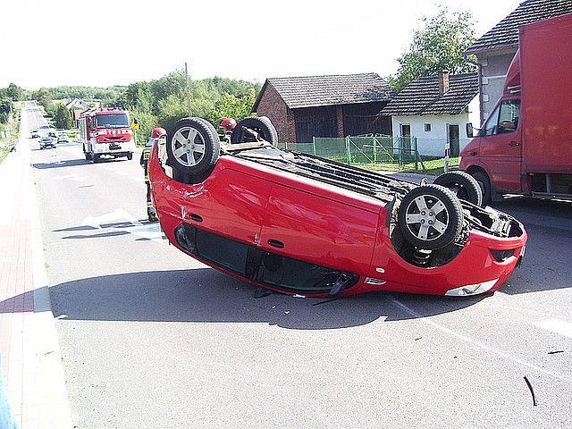 Pasażerka w szpitalu po dachowaniu chevroleta