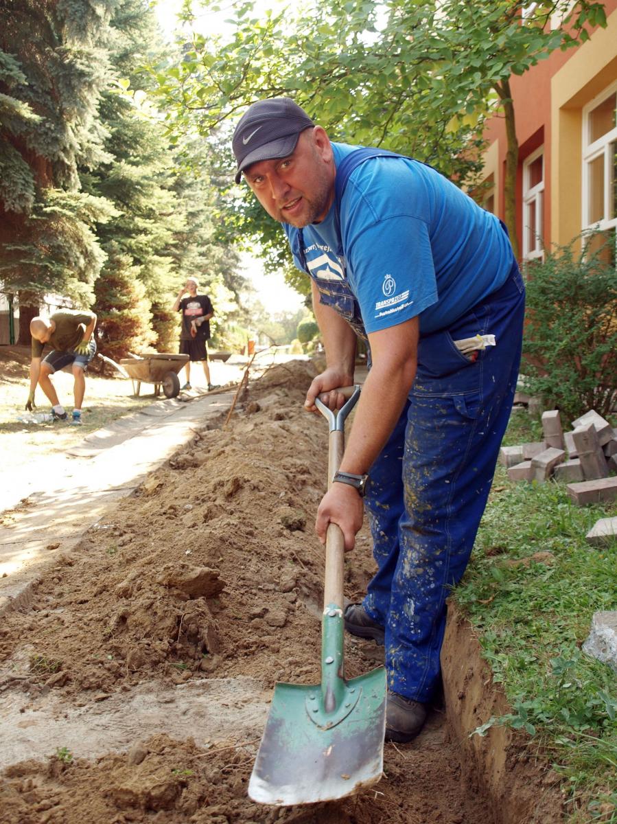 Radny z łopatą. Młodzież z Kazanowa remontuje chodnik