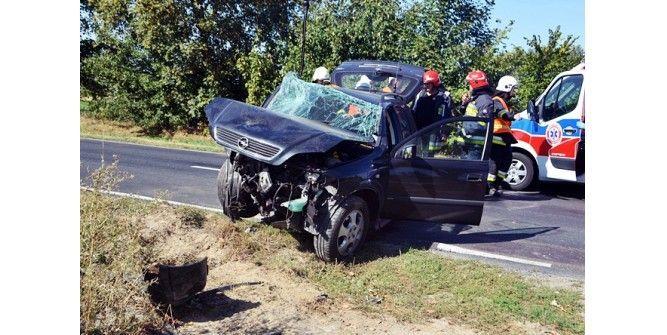 Groźnie wyglądający wypadek. Kierująca uderzyła w betonowy przepust
