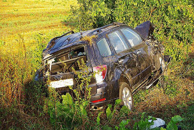 Wypadek podczas wyprzedzania. Subaru wypadło z drogi i dachowało