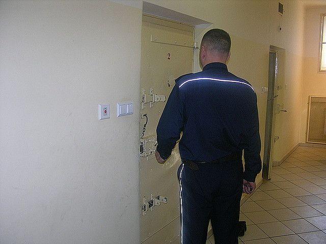 Pijany mężczyzna kosą poranił własną matkę