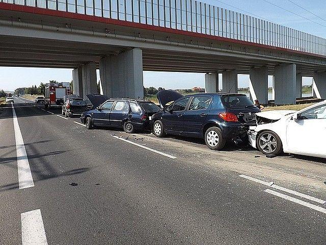 Doprowadziła do zderzenia 4 pojazdów. 3 osoby ranne [ZDJĘCIA]