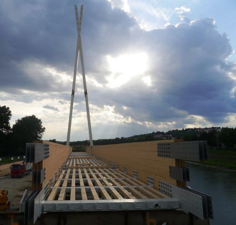 W poniedziałek obrócą kładkę nad Sanem