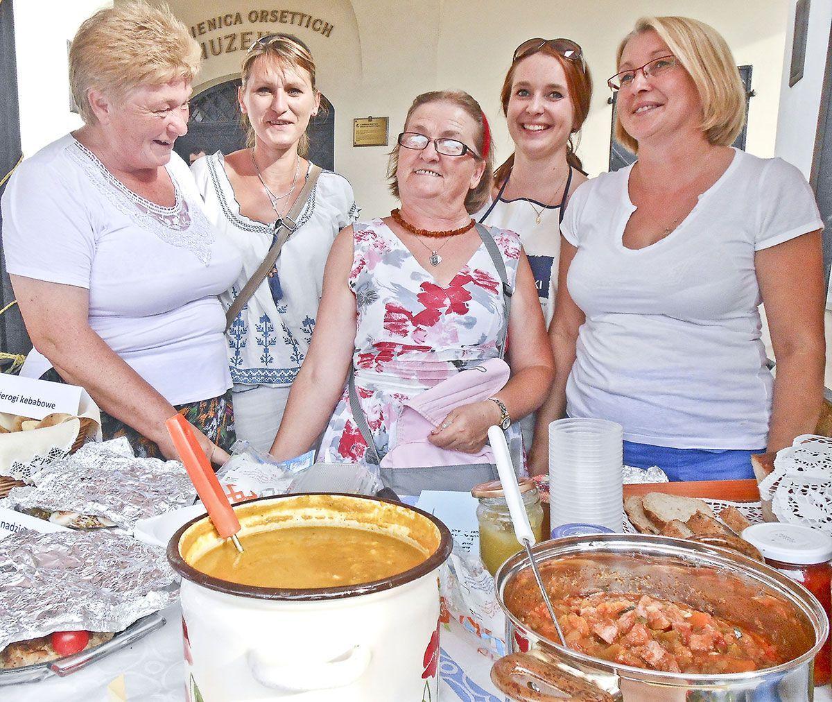 Mieszkańcy docenili lokalne potrawy i wyroby 