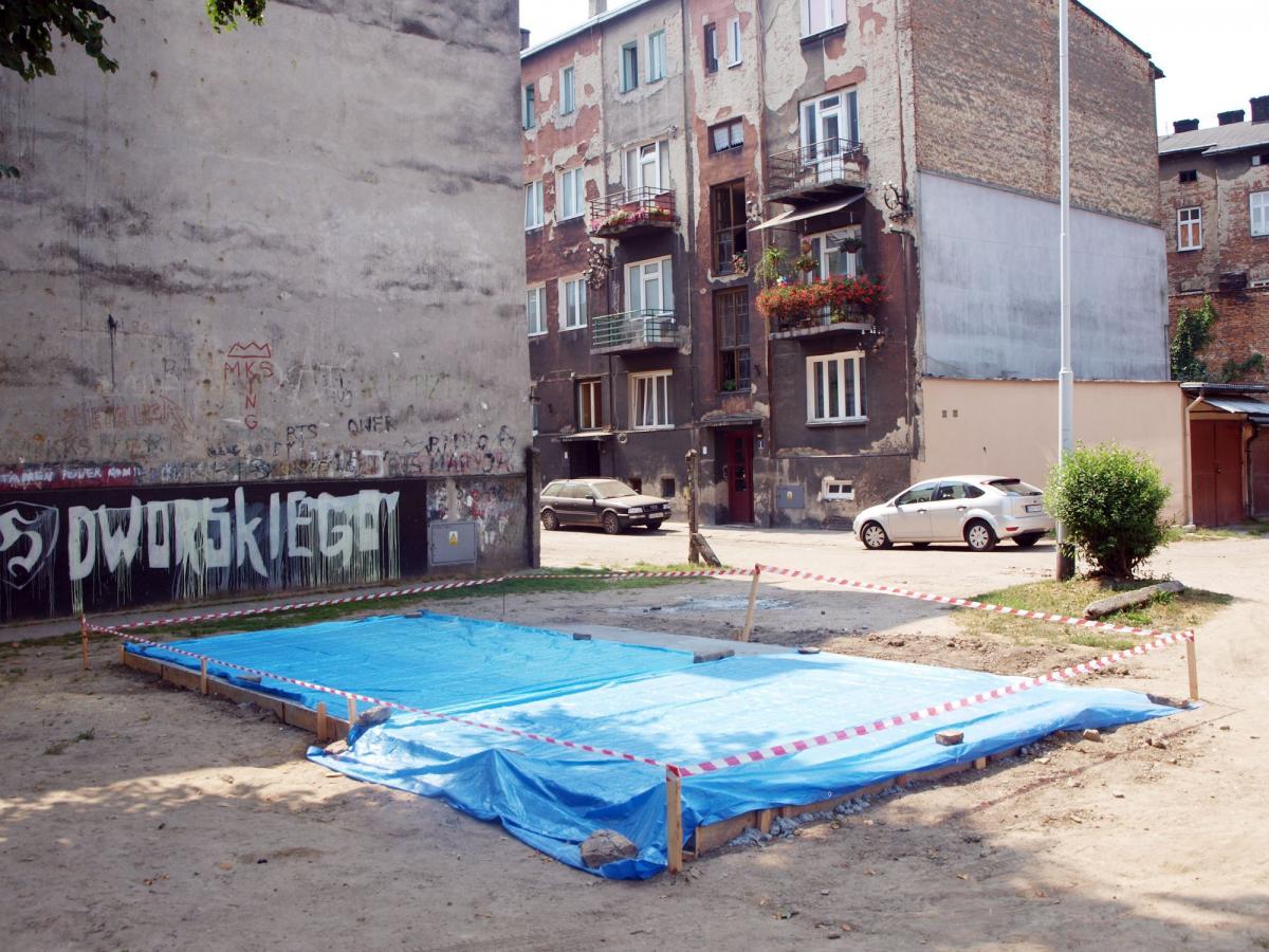 Lepsze przyjazne miejsce zabaw dla dzieci czy wiata śmietnikowa? 
