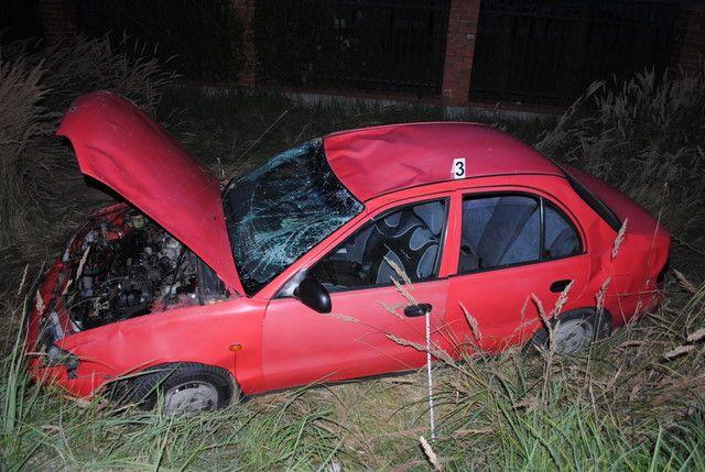 Dachowanie hyundaia, opel najechał na 14-latkę – dwie osoby ranne