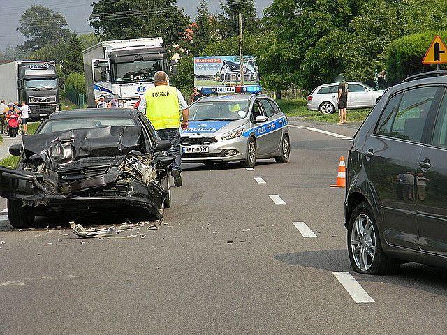 Nie zareagował w porę. Najechał na tył innego auta. Kierowcy w szpitalu [ZDJĘCIA]