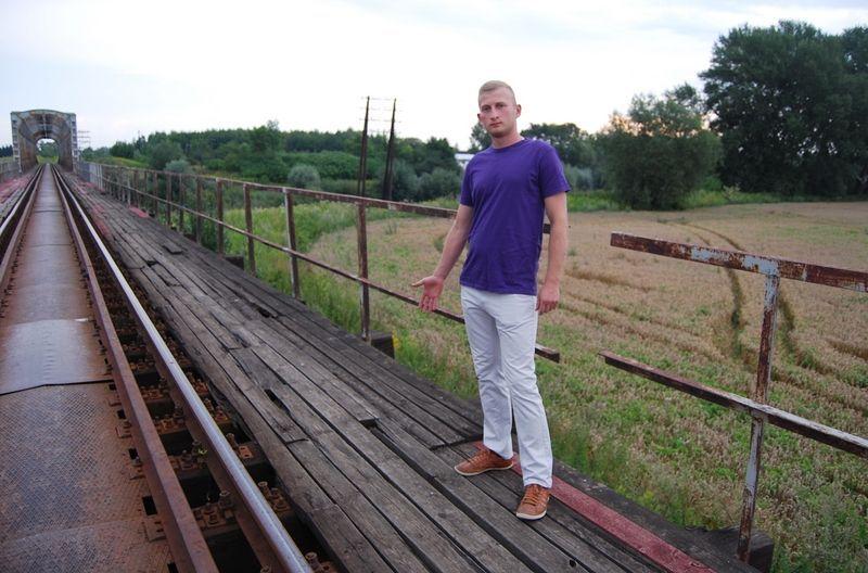 Codziennie ryzykują, skracając sobie drogę 