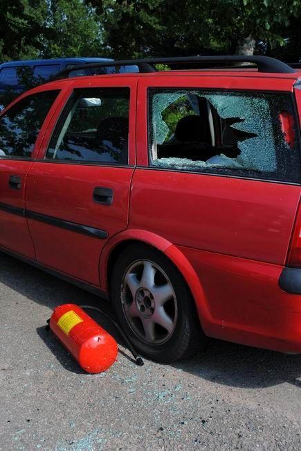 Zostawił psa w nagrzanym, szczelnie zamkniętym aucie. Zwierzaka wyciągnęli policjanci