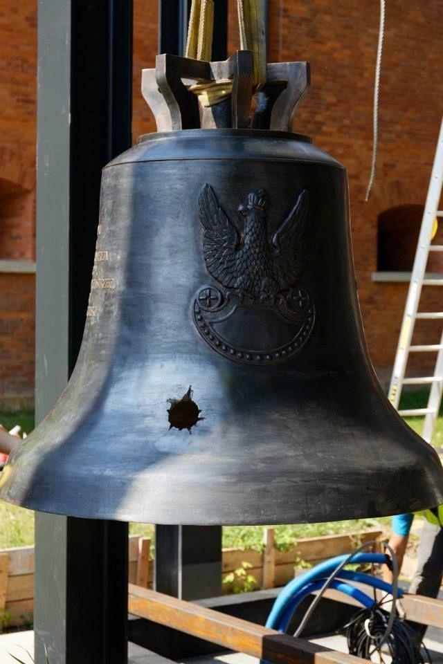 „Przestrzelony” dzwon w Muzeum Katyńskim