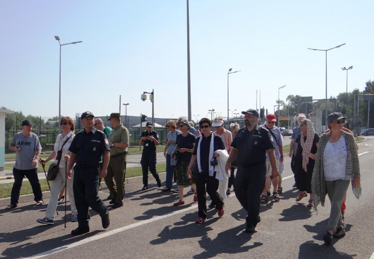 Służby graniczne oprowadzały gości z Niemiec po przejściu Medyka-Szeginie