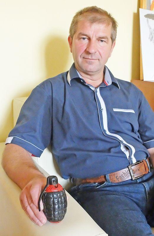 Drewniany granat, narysowana historia i naprawiony dzwon