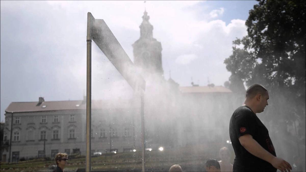 Mgiełka wodna chłodzi przechodniów [WIDEO]