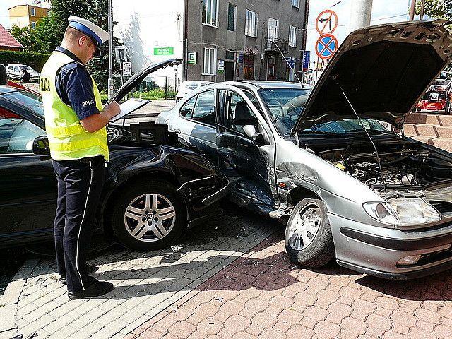 Zderzenie dwóch pojazdów w centrum miasta. Dwie osoby ranne