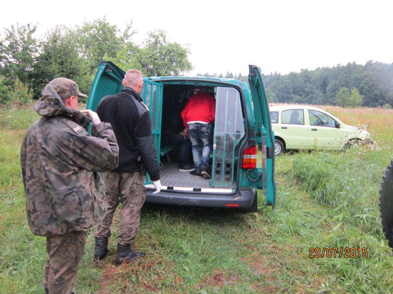 Pogranicznicy zatrzymali dwóch nielegalnych imigrantów na zielonej granicy