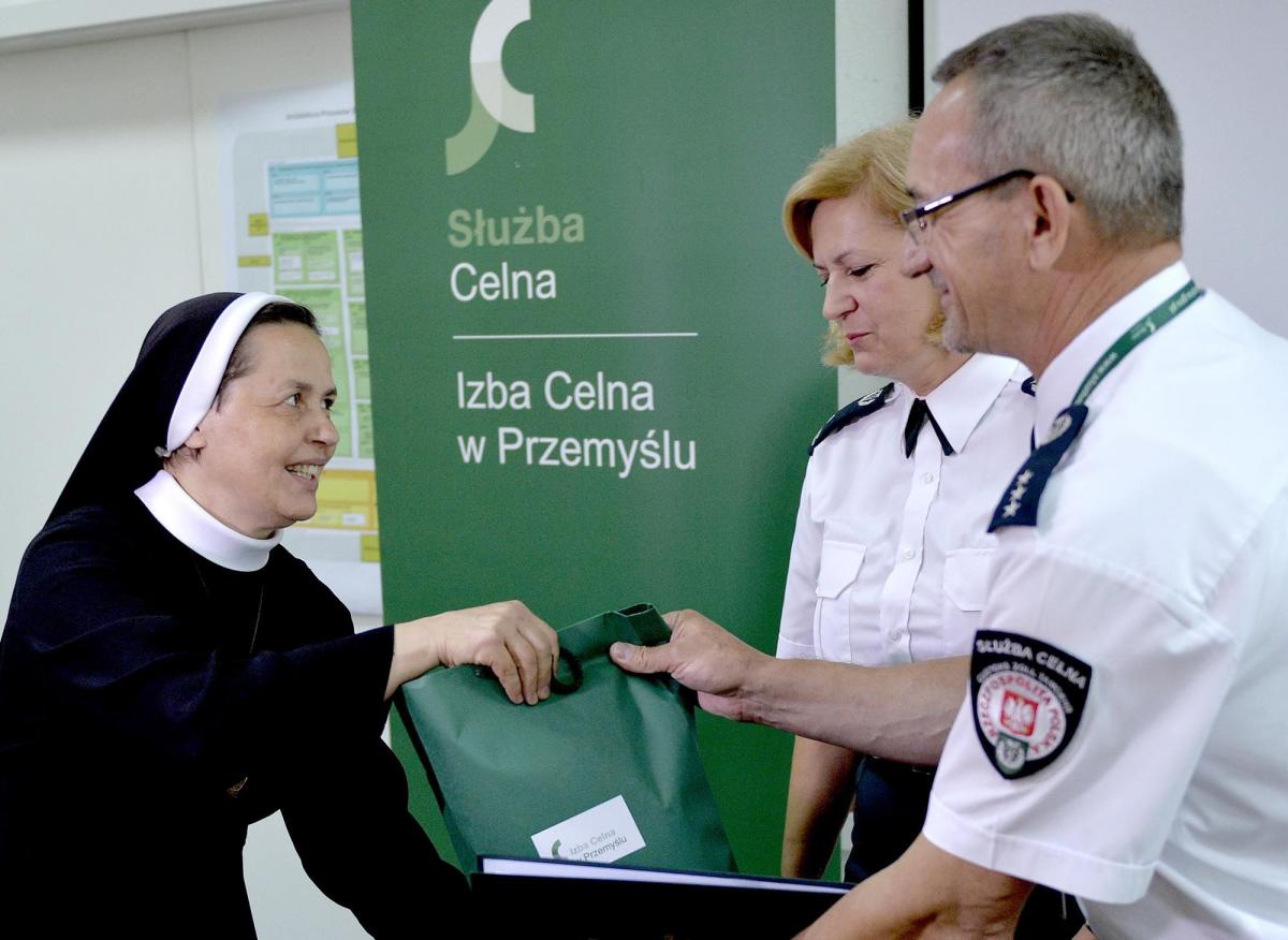 Odzież od celników dla potrzebujących