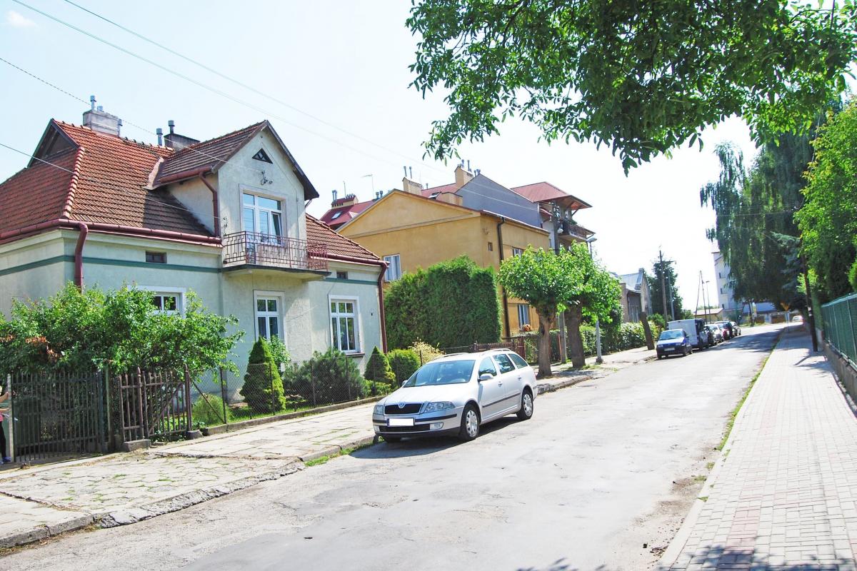 Mieszkańcom doskwiera smród ze studzienki ściekowej