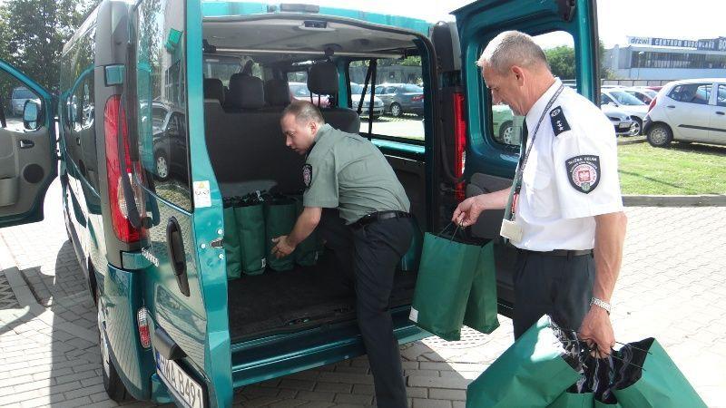 Celnicy przekazali odzież potrzebującym