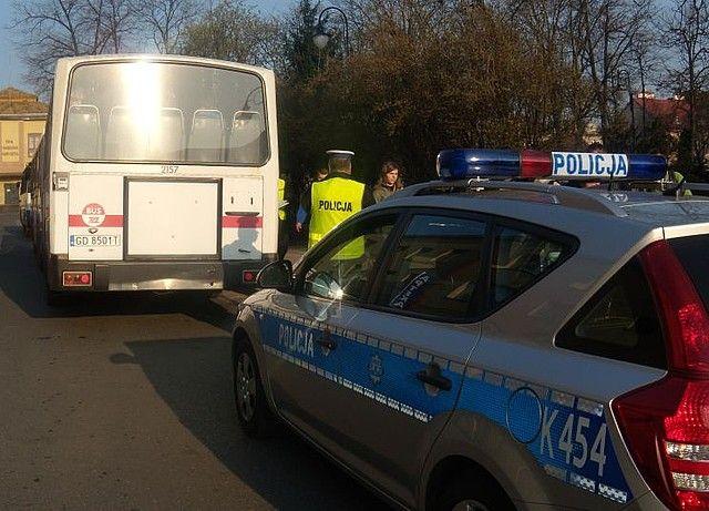 Policjanci kontrolują busy i ciężarówki