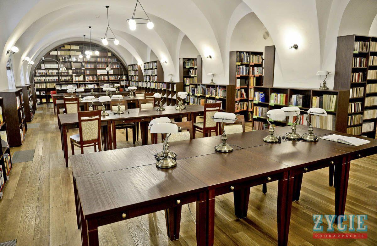 Zapominalscy! Biblioteki umorzą Wasze kary, jeśli oddacie zaległe książki przez wakacje