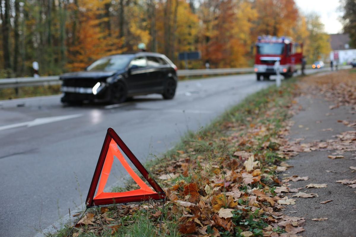 Zderzenie opla astry z ciężarówką. Trzy osoby ranne