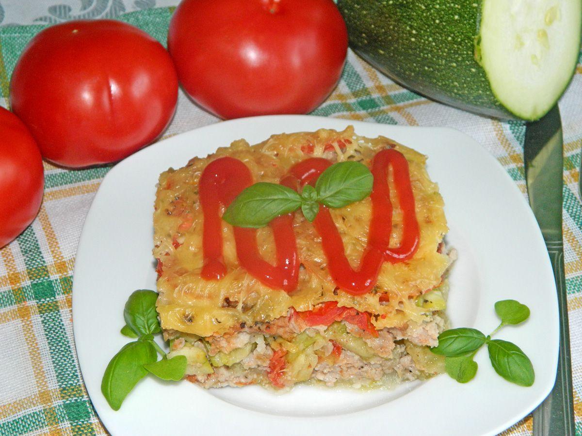 Zapiekanka z cukinii, mięsa mielonego i pomidorów