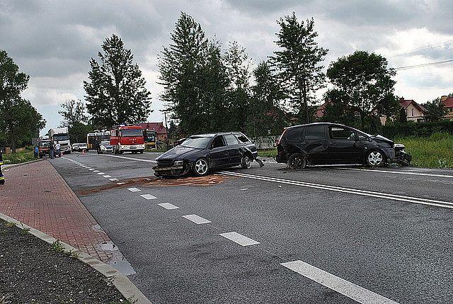 Pięć osób ucierpiało w dwóch wypadkach. 6 pojazdów uszkodzonych