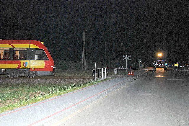 Tragiczny wypadek. BMW wjechało pod szynobus. Pasażer nie żyje, trzy osoby w szpitalu